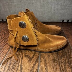 Minnetonka Men's Button Softsole and Hardsole Boot Brown
Leather